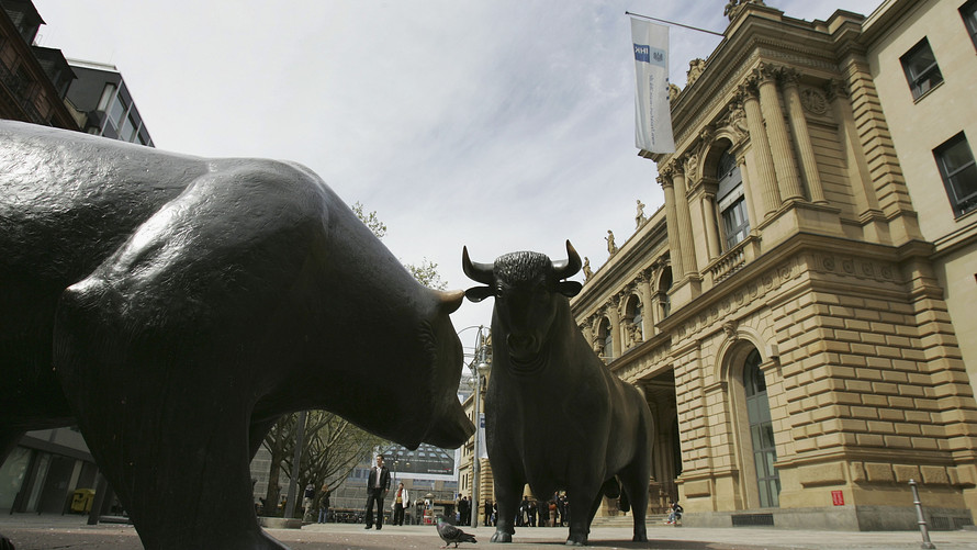 Illustration of Bull vs Bear Market Statues of a bear and a bull advancing at each other | Dailycoin.com