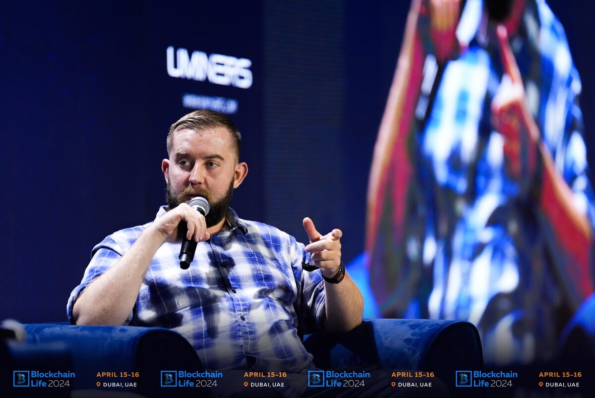 Presenter talking at Blockchain life conference.