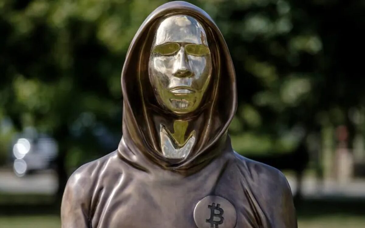 A statue in Budapest dedicated to Satoshi Nakamoto. It shows a man wearing a brown hoodie with the Bitcoin logo as a badge.