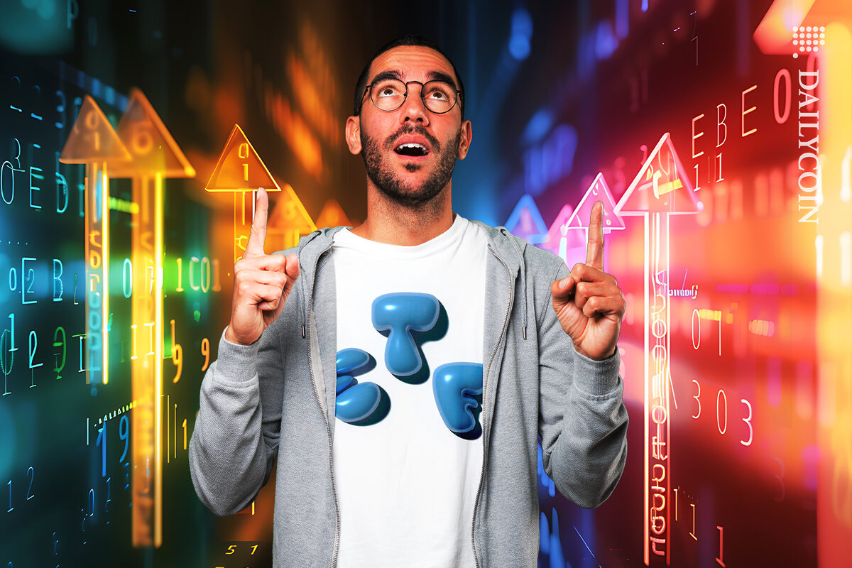 Guy pointing up to the digital graph wearing an ETF t shirt.